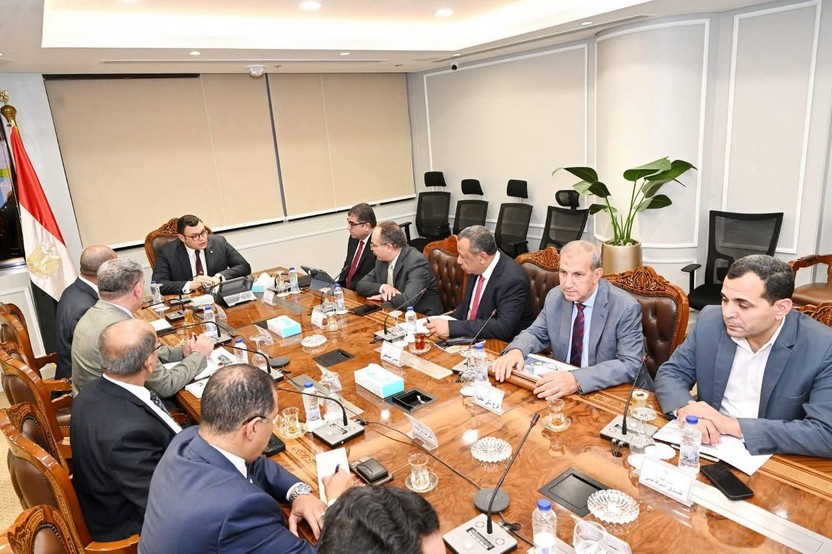 The Minister of Housing Follows Up on the Latest Updates of Projects Executed by the Arab Contractors within the Presidential Initiative “Decent Life”