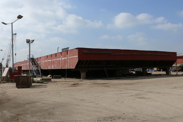SPUD CRANE BARGE